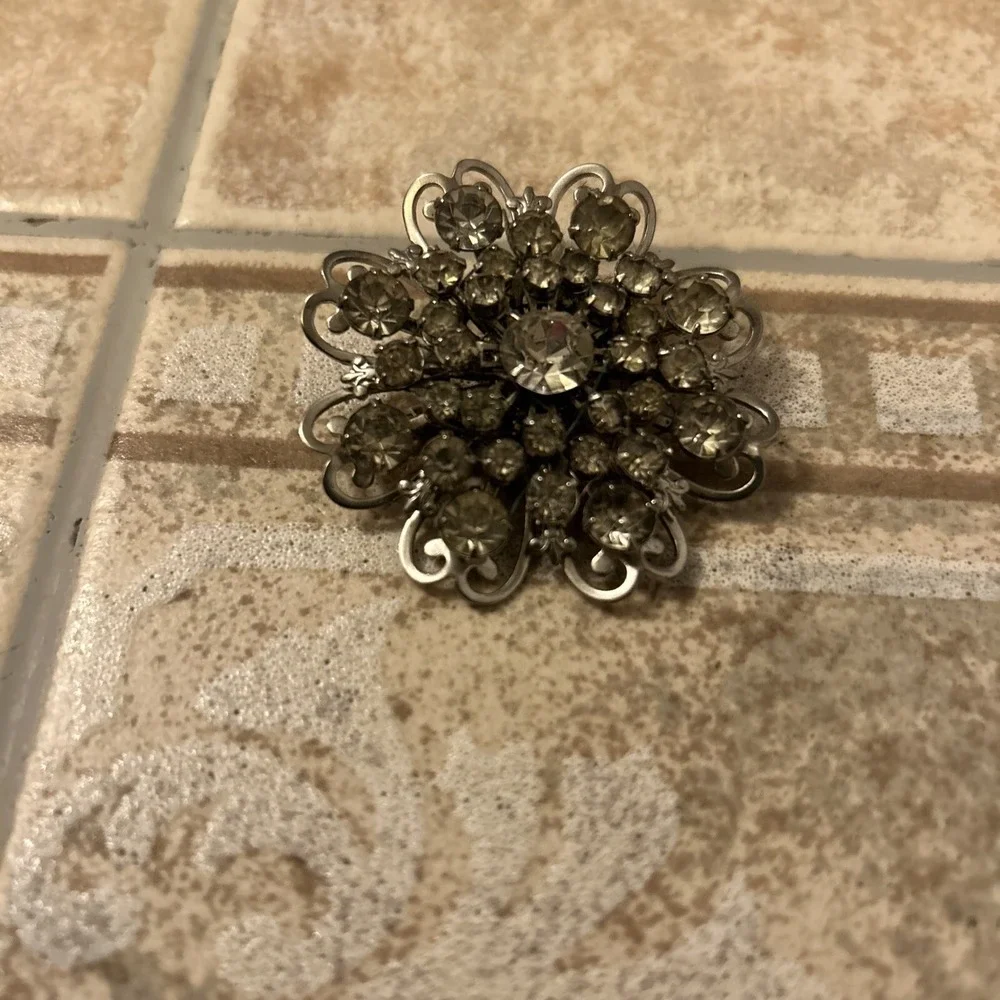 Floral‎ Style Art Deco Rhinestone Silver Tone Brooch Pin